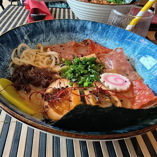 Ramen z grillowanym mięsem